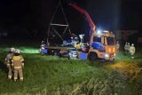Feuerwehr-Einsatz: Der Lenker fuhr die steile Böschung in Richtung Zugstrecke hinab.
