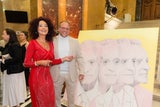 Christina Lugner und Alex Kiessling mit dessen Mucha-Portrait. 