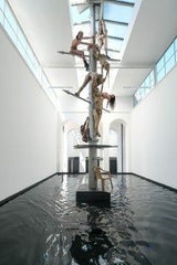 Performance-Künsterinnen über dem Urin-Schwimmbecken.