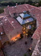 Licht, Glas und Geschichte: Der Palm Court als architektonisches Herzstück zwischen Orangerie und Salon.