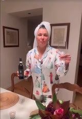 Anna Netrebko gönnt sich während des Kochens selbst einen Schluck des kräftigen Schluck.&nbsp;