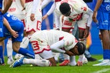 Spieler am Boden: Fan-Eklat bei Abstiegs-Showdown