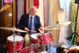 Heini Altbart swingend am Schlagzeug.