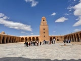 Kairouan. Die große Moschee von Kairouan, errichtet im maurischen Baustil, ist die größte Moschee Tunesiens.&nbsp;