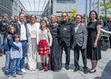 (v.l.n.r.) Landeshauptfrau Johanna Mikl-Leitner mit (l.) Johannes Fischer und seinen Söhnen Niko und Erik sowie (v.r.n.l.) Johannes´ Ehefrau Kathi, Jonas, Ferdinand O. Fischer, Lebensgefährtin Eva-Maria Gruber und Tochter Hanna.&nbsp;