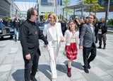 Landeshauptfrau Johanna Mikl-Leitner mit (v.l.) Ferdinand O. Fischer, dessen Tochter Hanna und deren Freund Jonas auf dem Weg zur Ehrenzeichenverleihung im Landhaus St. Pölten.&nbsp;