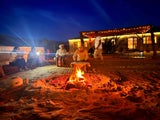 Traditionelles Brotbacken am Lagerfeuer gehört zum Wüstenerlebnis im Camp Abdelmoula dazu.&nbsp;