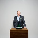 Thomas Stoffmehl, der CEO der Vorwerk Gruppe mit dem nagelneuen Thermomix TM7