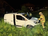 Fahrer rausgeschleudert – Kleinlaster stürzt 30 Meter ab