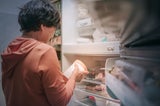 Nie wieder Eiskristalle: So bleibt Ihr Speiseeis wochenlang cremig