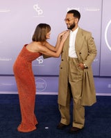 Nackte Haut und Fashion-Pannen: Die schrillsten Looks der AMAs 2026