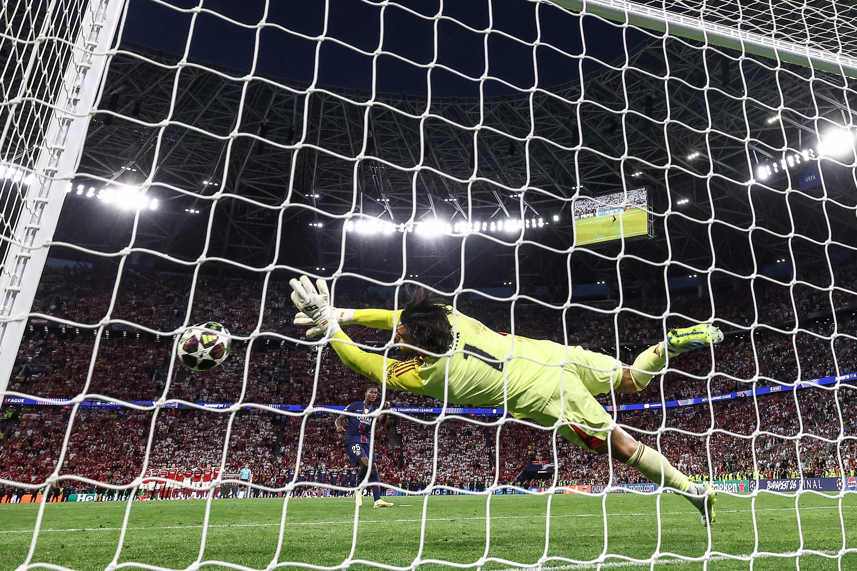 Raya hält einen Elfmeter im Champions-League-Finale