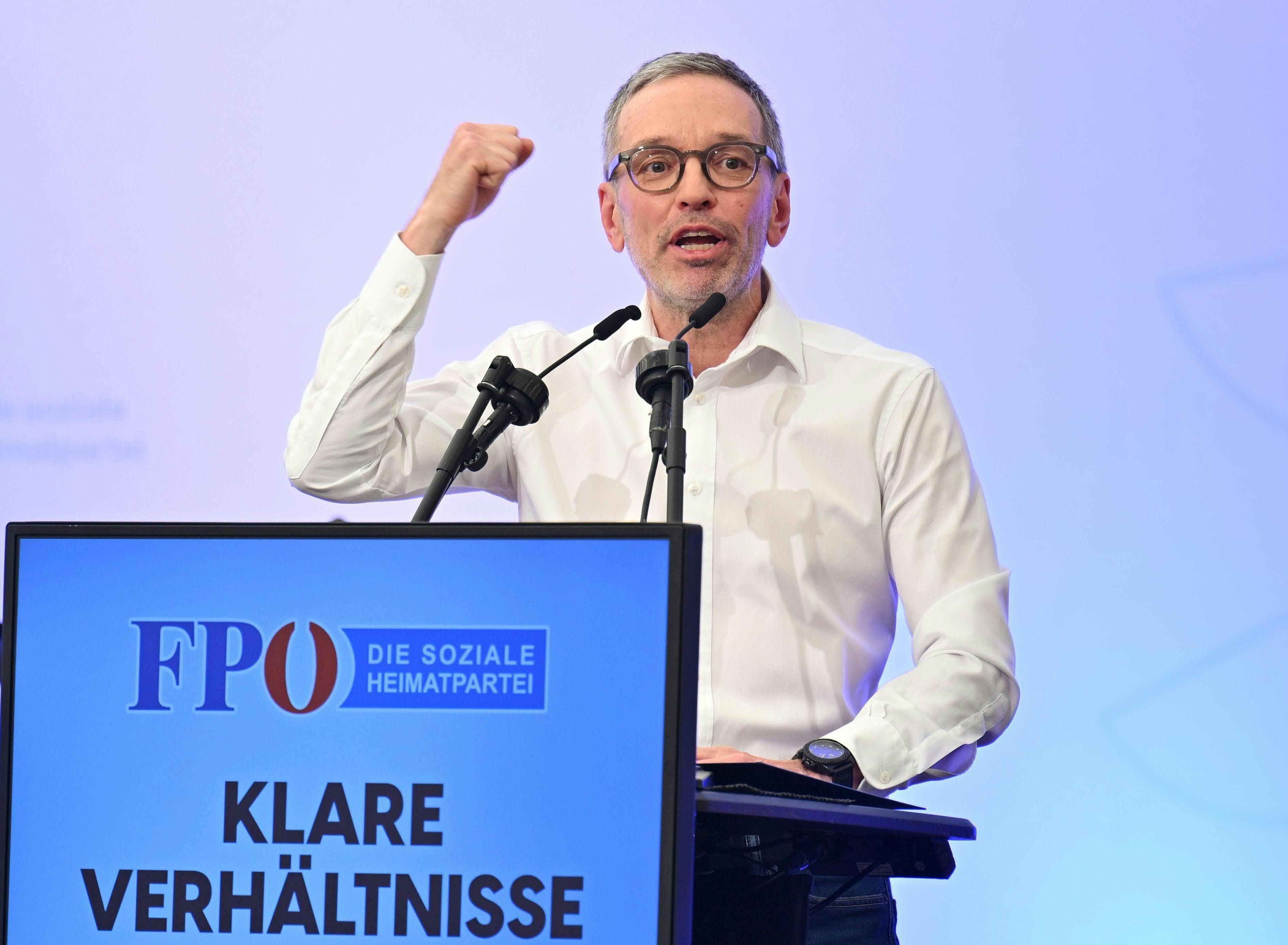 Die FPÖ führt weiter in den Umfragen