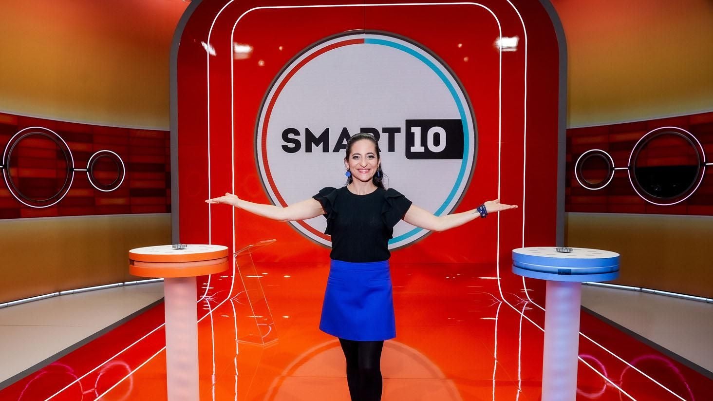 ACHTUNG: SPERRFRIST FÜR FERNSEHEN, RADIO, INTERNET, TELETEXT BIS FREITAG, 8. APRIL 2022, 6.00 UHR BEACHTEN!: "Caroline Athanasiadis moderiert ab 25. April neues ORF-1-Vorabendquiz "Smart10: Das Quiz mit den zehn Möglichkeiten"", "Kandidatinnen und Kandidaten gesucht!." Ab 25. April 2022 wird der Vorabend von ORF 1 um ein spannendes Quiz reicher! Bei "Smart10: Das Quiz mit den zehn Möglichkeiten" führen wochentags um 17.55 Uhr Allgemeinwissen, gutes Teamwork, Taktik und Risikoeinschätzung zum Erfolg. Zwei Zweierteams treten im Wissenscheck bei Moderatorin Caroline Athanasiadis gegeneinander an, sie müssen pro Frage abwechselnd bis zu zehn Optionen richtig lösen - das heißt, zehn Antworten auf die Frage finden, sie mit Ja/Nein beantworten oder sie in die richtige Reihenfolge bringen. Die Fragen beziehen sich dabei auf die unterschiedlichsten Wissensgebiete und Themen. Nur das beste Team bekommt am Ende der Sendung das erspielte Geld und stellt sich in der nächsten Folge neuen Herausforderinnen und Herausforderern.Im Bild: Caroline Athanasiadis. - Veroeffentlichung fuer Pressezwecke honorarfrei ausschliesslich fuer die redaktionelle Berichterstattung in Zusammenhang mit Sendungen oder Veranstaltungen des ORF. Foto: ORF/Roman Zach-Kiesling. Andere Verwendung honorarpflichtig und nur nach schriftlicher Genehmigung der ORF-Fotoredaktion. Copyright: ORF, Wuerzburggasse 30, A-1136 Wien, Tel. +43-(0)1-87878-13606