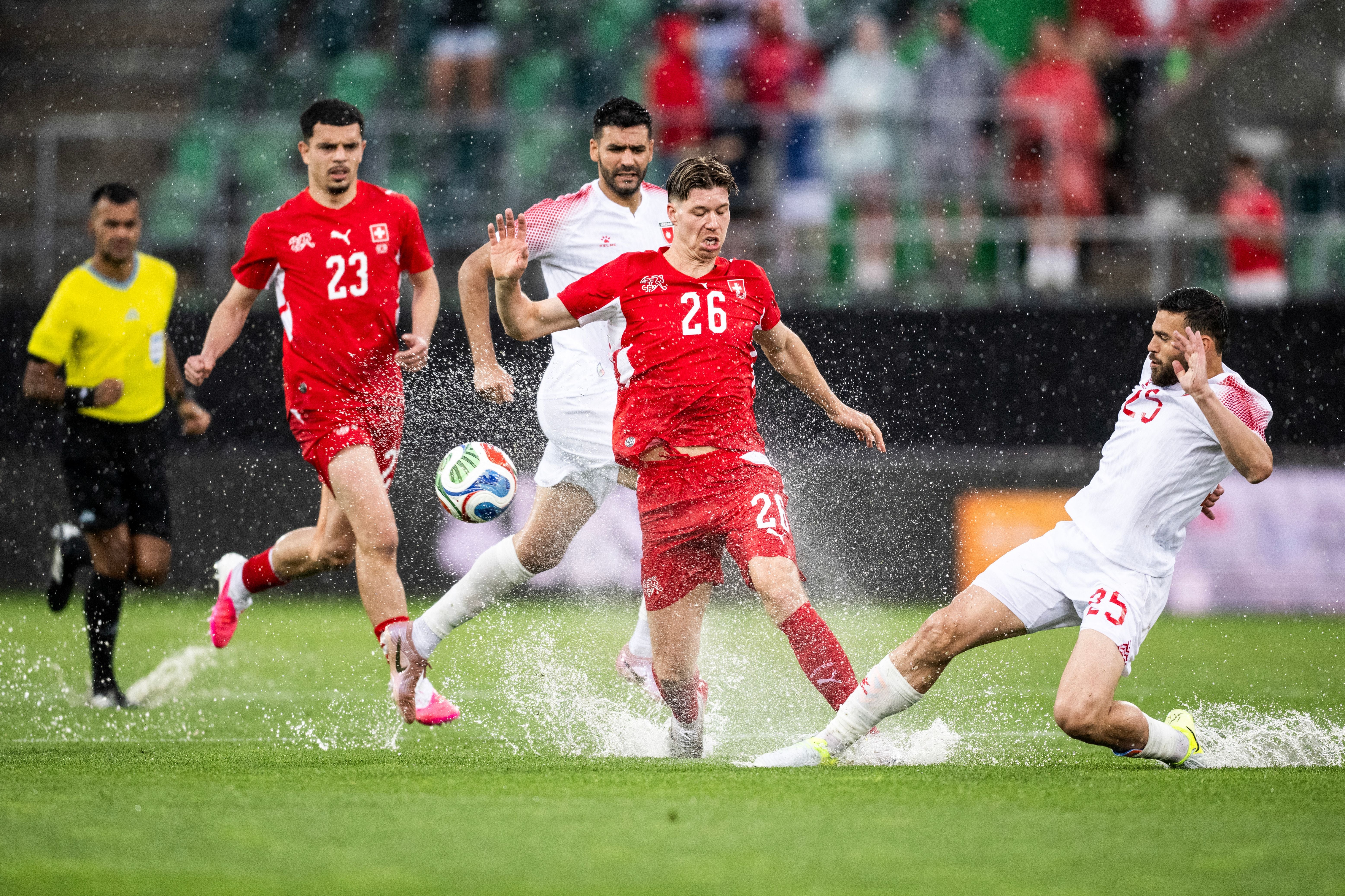 Switzerland's forward #26 Cedric Itten (C) fights for the ball with Jordan's midfielder #25 Mohammad Al Dawoud (R) during a friendly match between Switzerland and Jordan ahead of the 2026 FIFA World Cup football tournament at the Kybunpark stadium, in St. Gallen on May 31, 2026. (Photo by Ennio LEANZA / AFP)