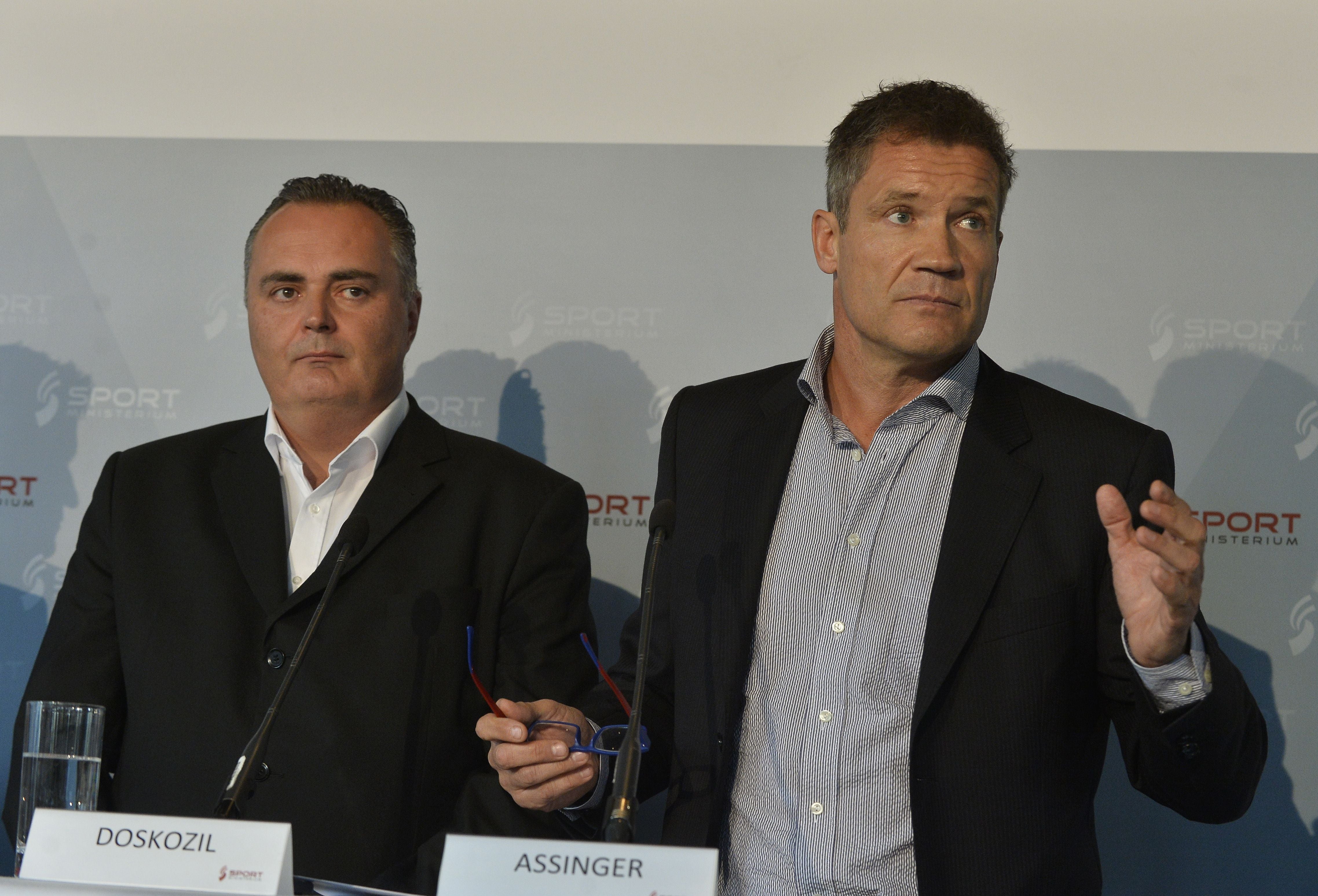 ABD0030_20171116 - WIEN - ÖSTERREICH: Sportminister Hans Peter Doskozil und Aufsichtsratsvorsitzender Armin Assinger der neuen Bundes-Sport GmbH (r.) während der Pressekonferenz am Donnerstag, 16. November 2017, in Wien. - FOTO: APA/HERBERT PFARRHOFER
