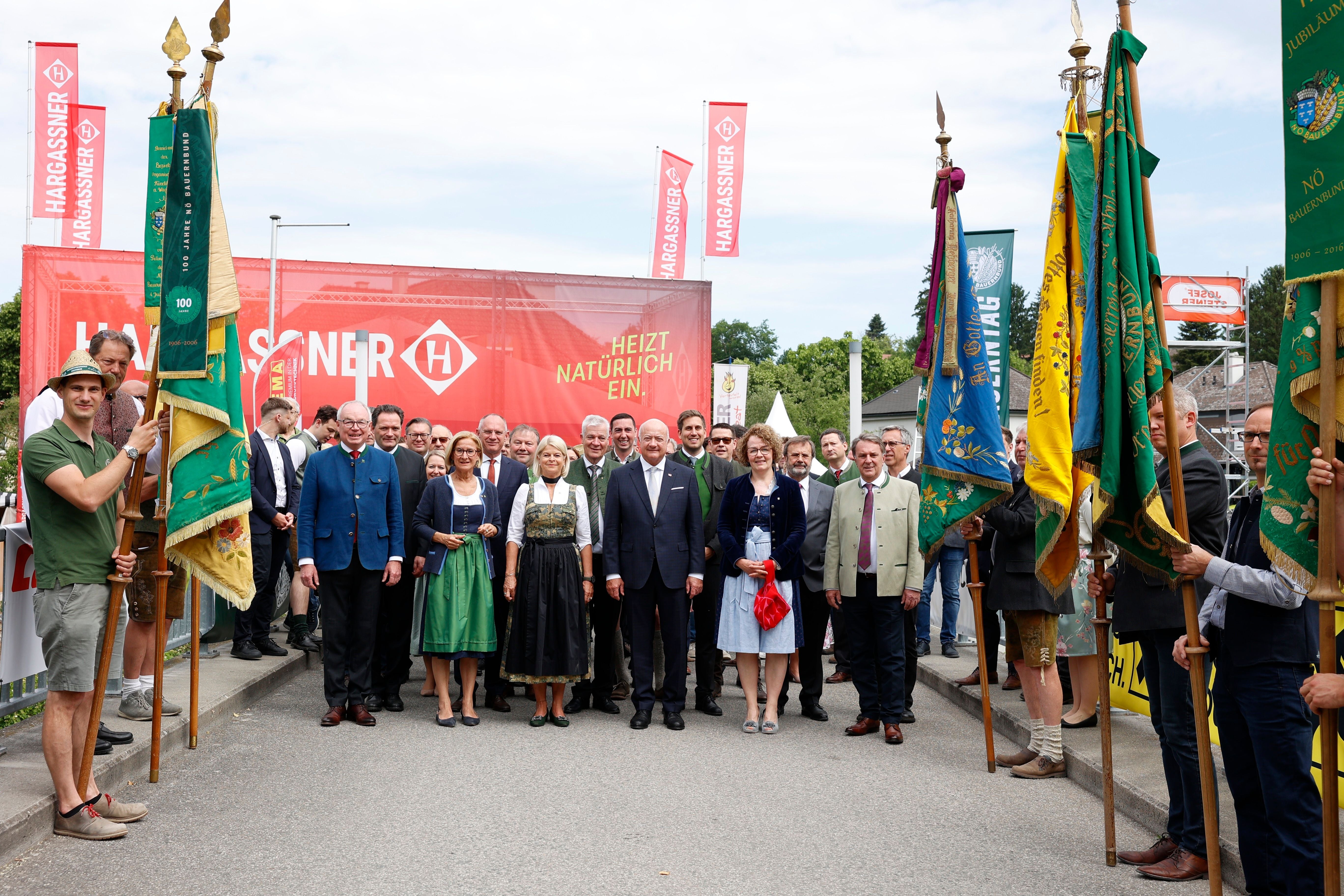 Großer Aufmarsch der Bauernbund-Familie.