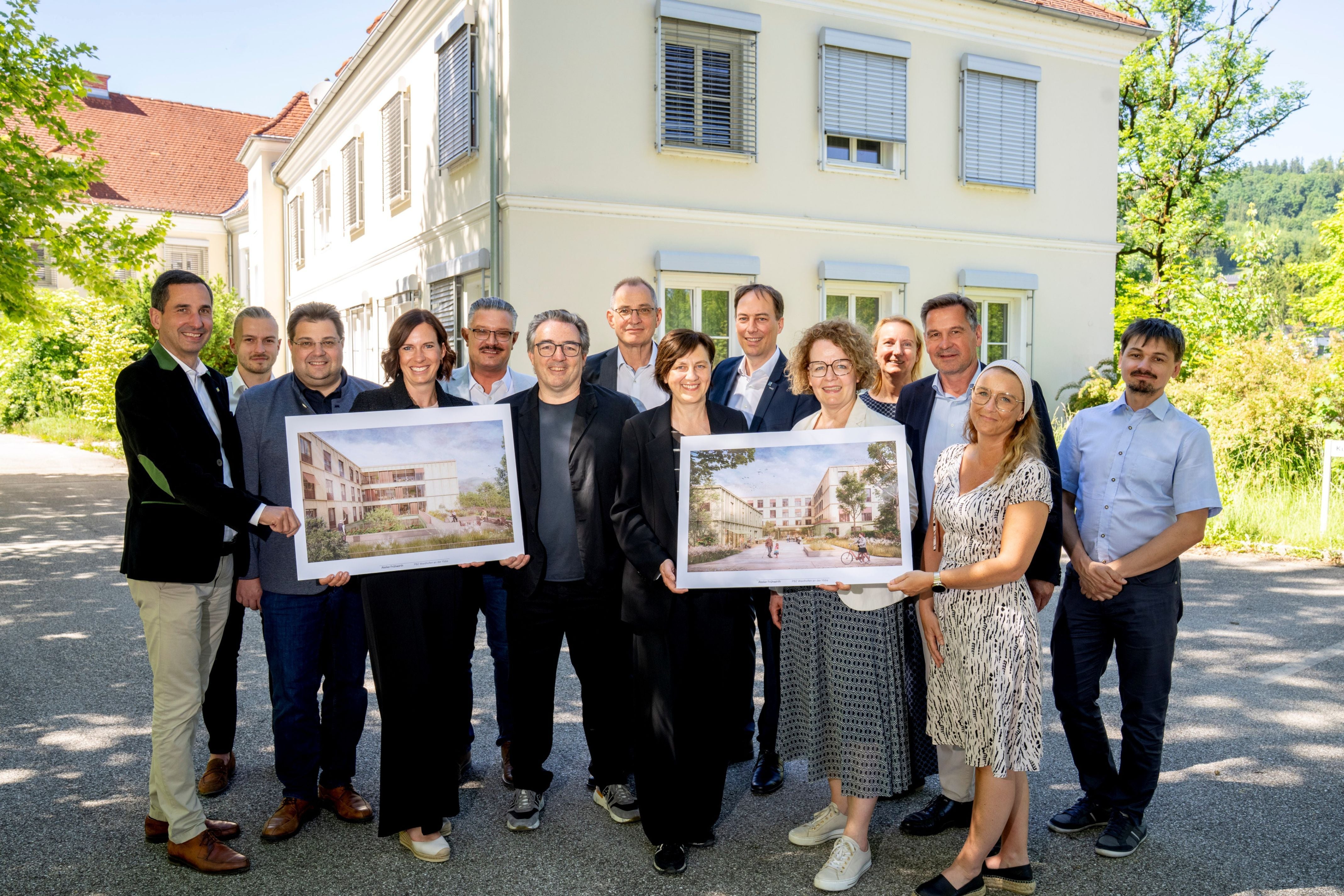 Vor dem PBZ Waidhofen/Ybbs - mit den neuen Plänen.