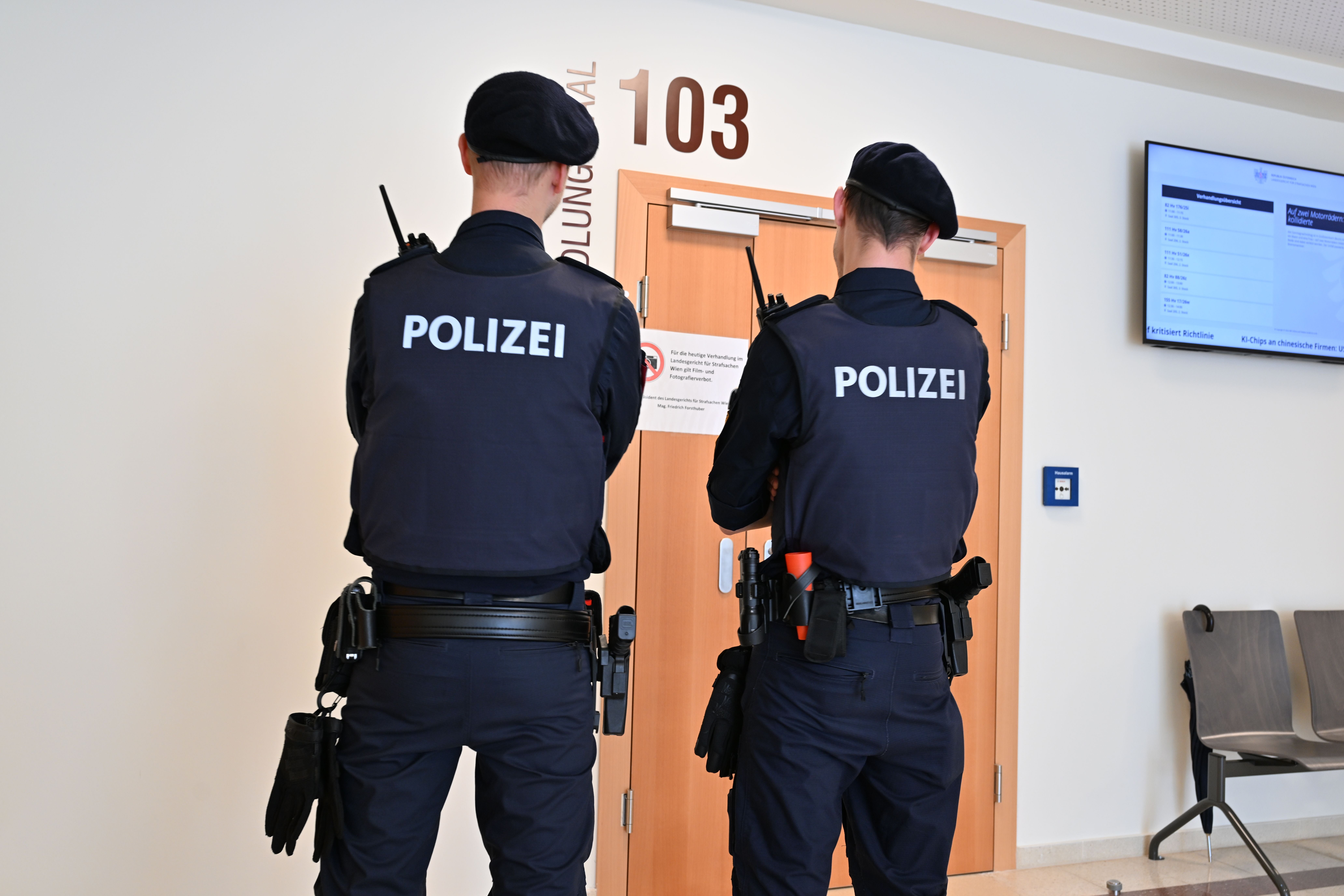 Sicherheitsvorkehrungen beim Prozess in Wien.