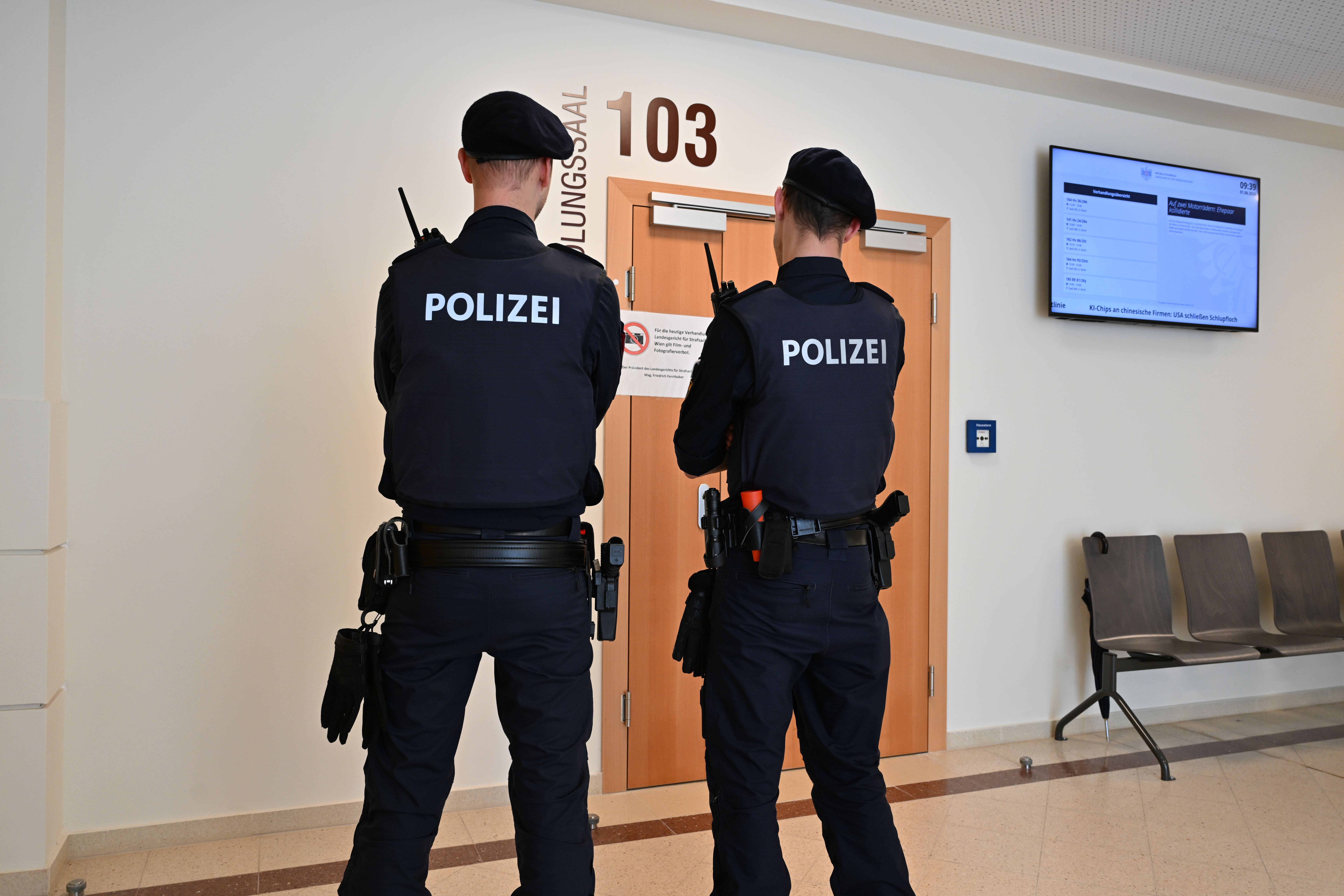 Polizisten bewachen den Gerichtssaal im Landesgericht in Wien.