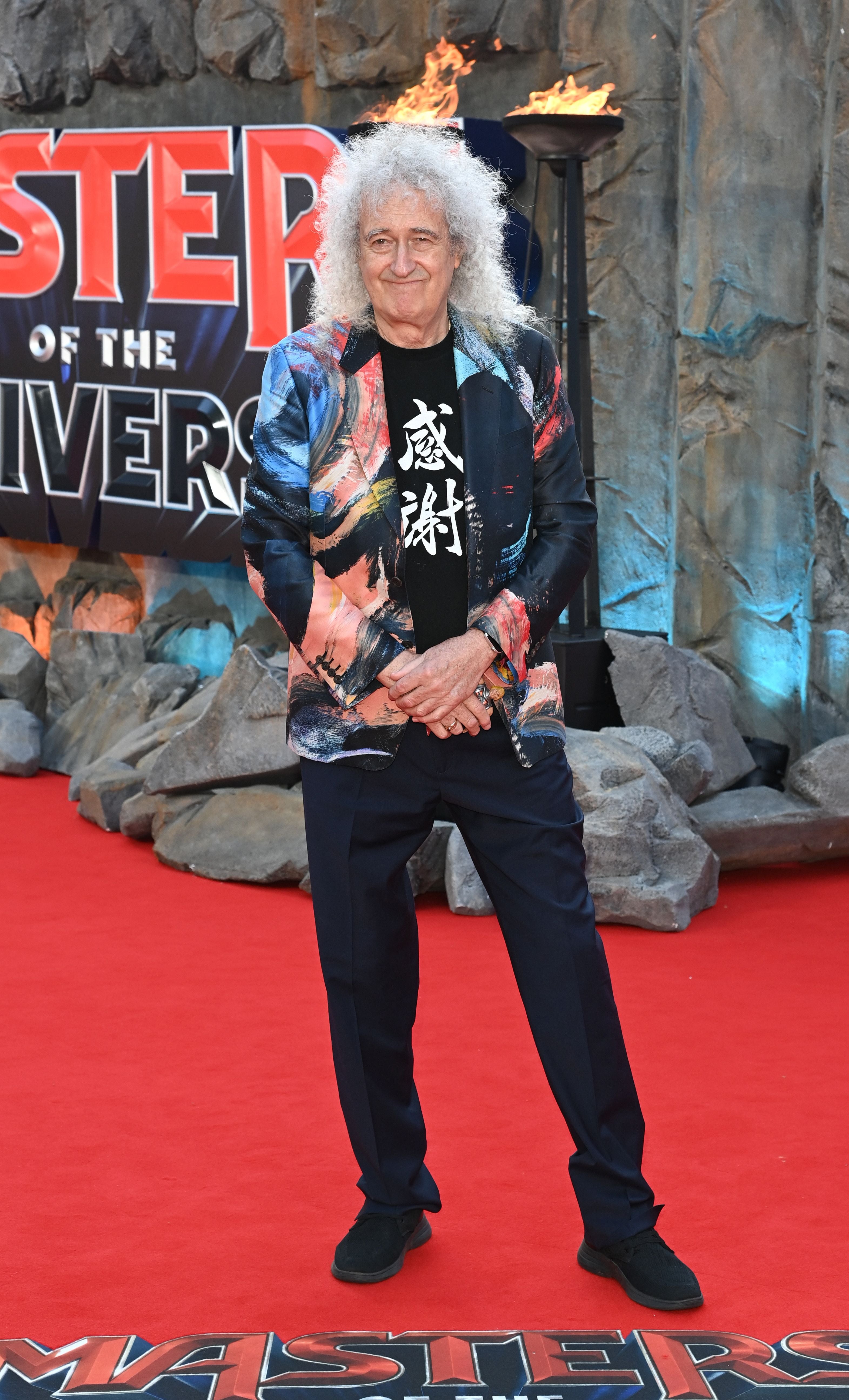 Brian May von Queen rockt am Soundtrack mit.