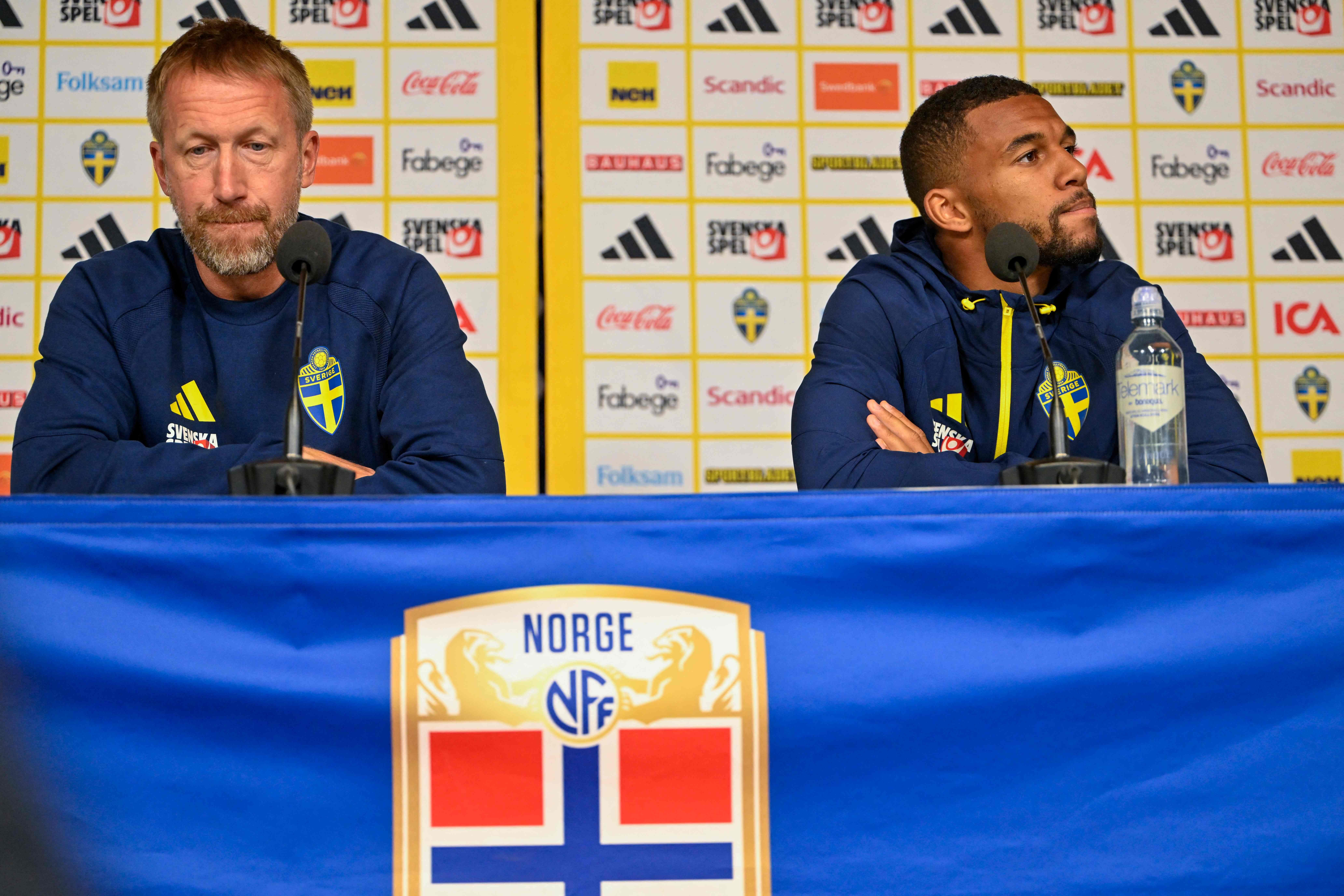 Sweden's coach Graham Potter and Sweden's defender #04 Isak Hien (R) address a press conference in Oslo on May 31, 2026, on the eve of the friendly match between Norway and Sweden at Ullevaal Stadium, ahead of the 2026 FIFA World Cup football tournament. (Photo by Annika Byrde / NTB / AFP) / Norway OUT