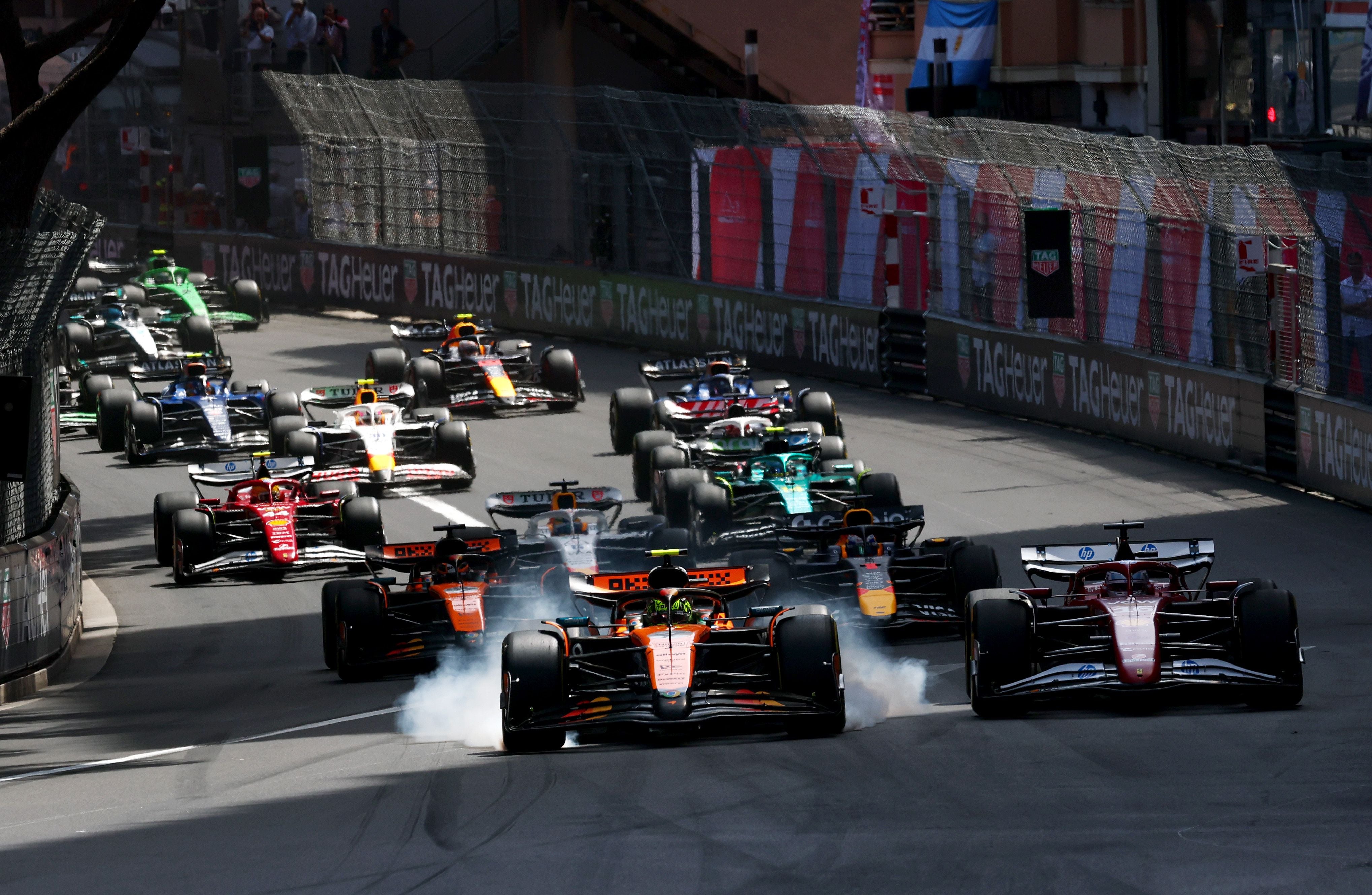 MONTE-CARLO, MONACO - MAY 25: Lando Norris of Great Britain driving the (4) McLaren MCL39 Mercedes leads Charles Leclerc of Monaco driving the (16) Scuderia Ferrari SF-25 Oscar Piastri of Australia driving the (81) McLaren MCL39 Mercedes Max Verstappen of the Netherlands driving the (1) Oracle Red Bull Racing RB21 and the rest of the field at the start during the F1 Grand Prix of Monaco at Circuit de Monaco on May 25, 2025 in Monte-Carlo, Monaco. (Photo by Mark Thompson/Getty Images)