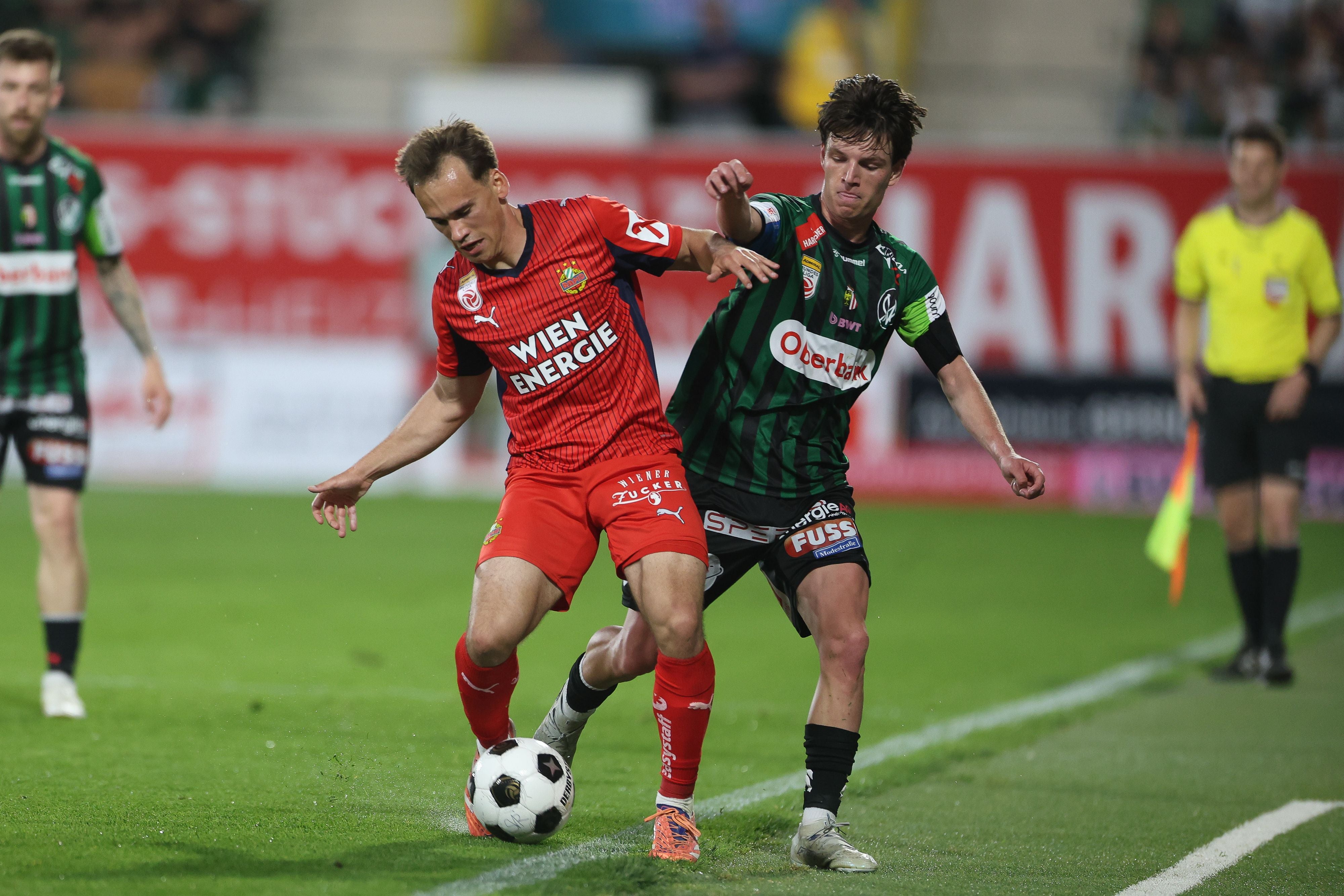 Nikolaus Wurmbrand (Rapid) im Duell mit Nicolas Bajlicz (SV Ried)