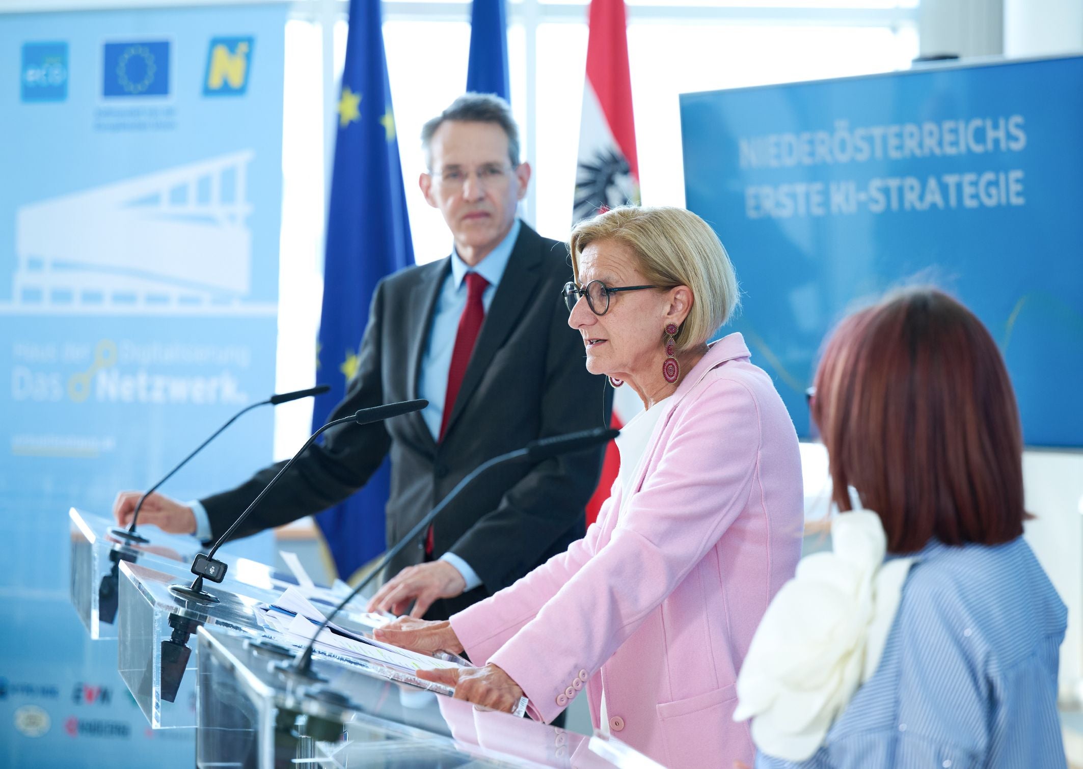 Mikl-Leitner spricht zur KI-Strategie des Landes.