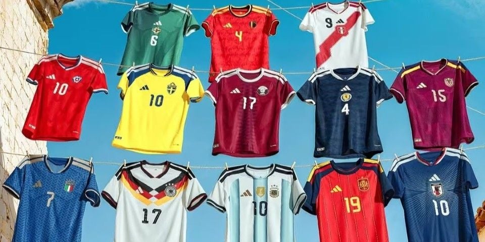 FIFA WM 2026 Adidas-Fussball-Trikot teilnehmender Teams auf Leinen aufgespannt.