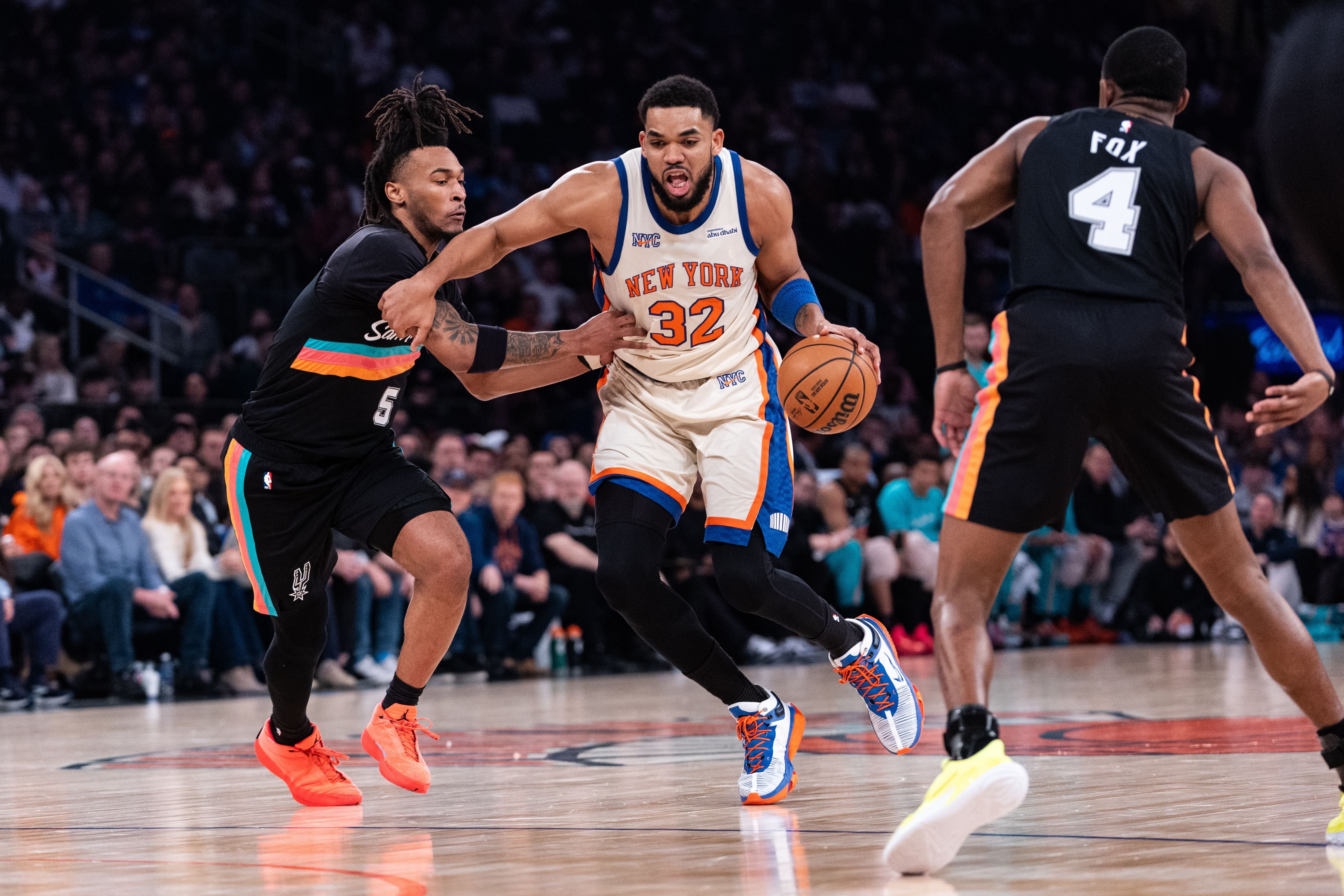 Karl-Anthony Towns (#32, New York Knicks) im Duell mit Stephon Castle (#5, San Antonio Spurs).
