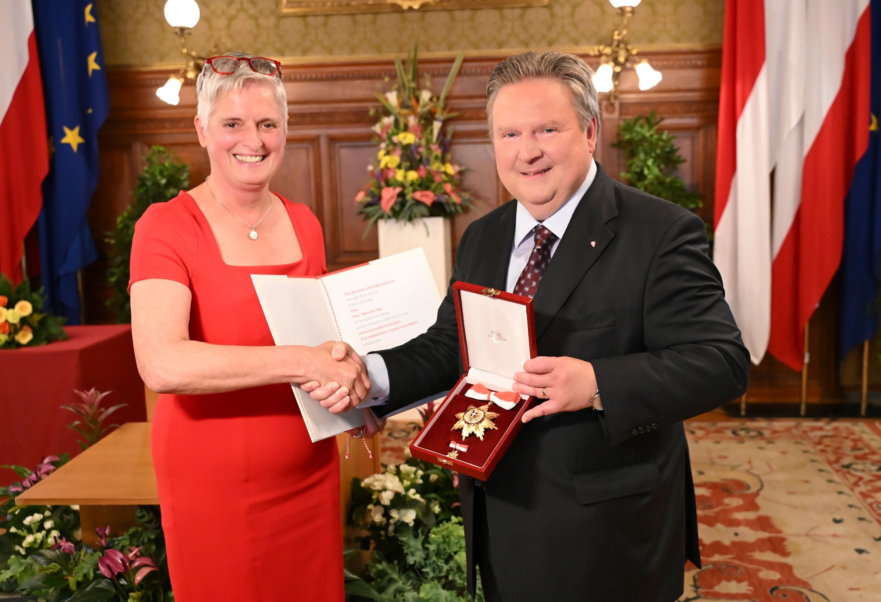 Bürgermeister Michael Ludwig überreichte das Goldenes Ehrenzeichen für Verdienste um das Land Wien an Kulturmanagerin Monika Erb.