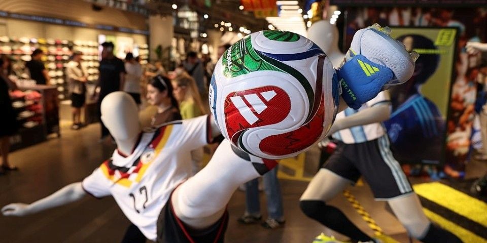 Sport-Shop mit FIFA WM 2026-Ball von Adidas, DFB-Team-Trikot und Argentinien-Team-Trikot.