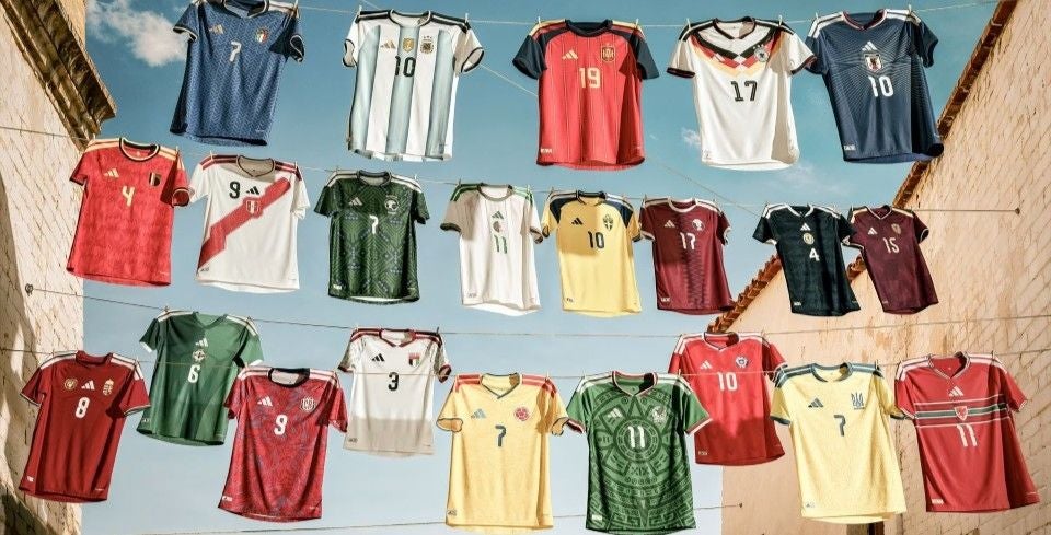 Adidas-Nationalteam-Trikots auf Leinen zwischen zwei Häuserwänden aufgespannt