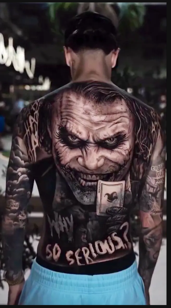 Der Joker als Mega-Tattoo.