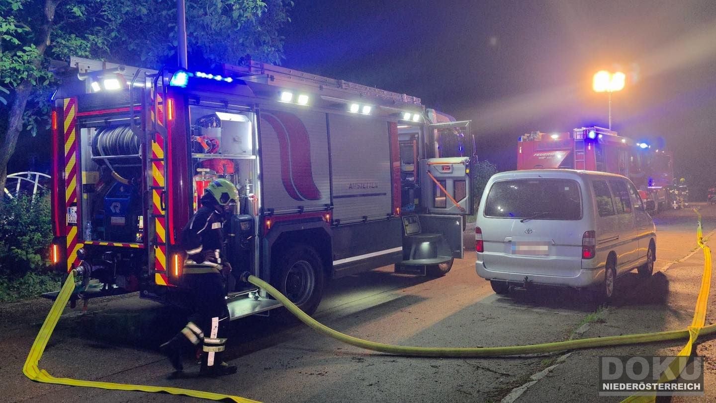 Mehrere Feuerwehrwagen vor Ort.