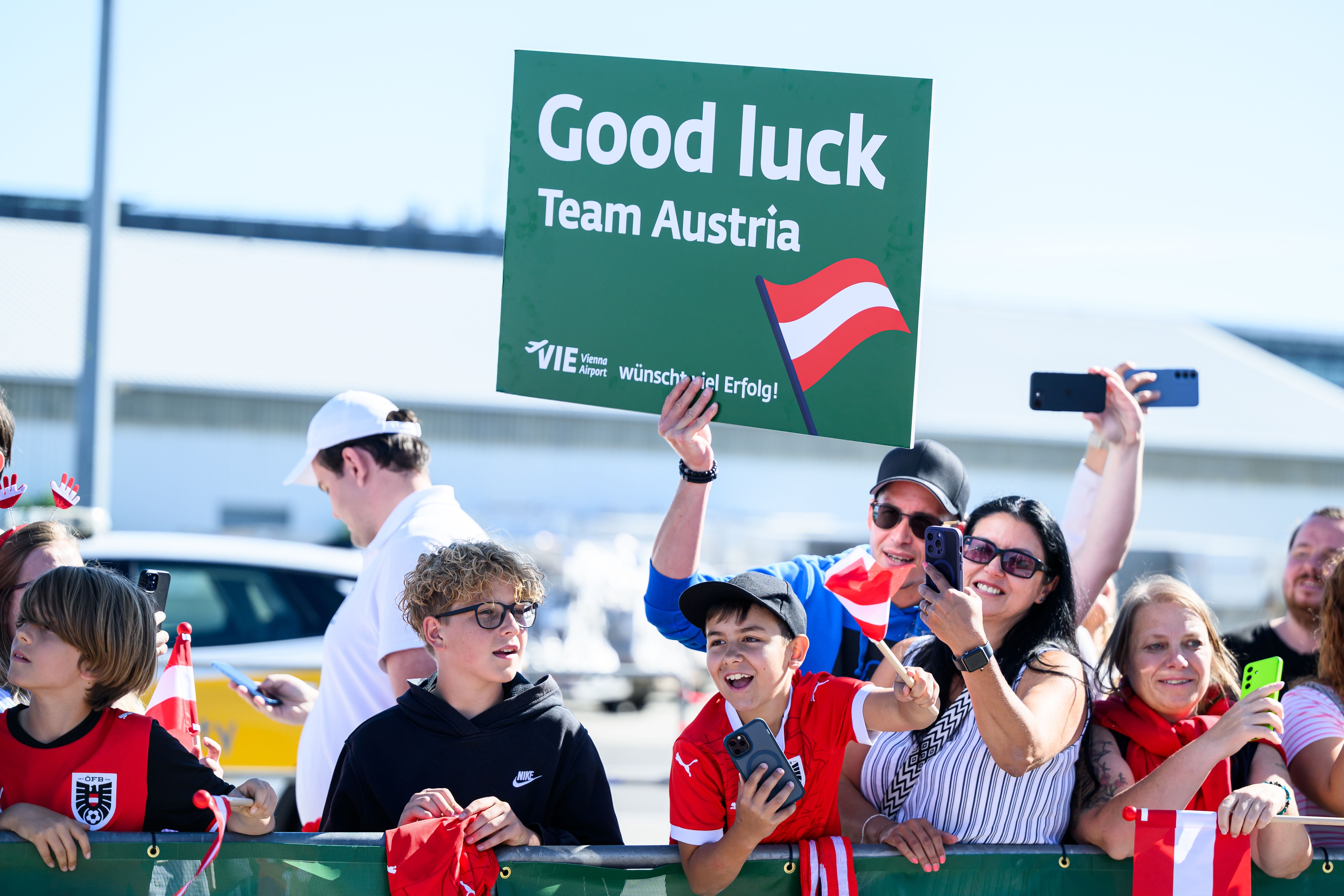 ABD0036_20260604 - SCHWECHAT - ÖSTERREICH: Fans am Donnerstag, 4. Juni 2026, im Rahmen der Verabschiedung des Männer ÖFB Nationalteams zur Fußball WM 2026 in Schwechat. - FOTO: APA/MAX SLOVENCIK