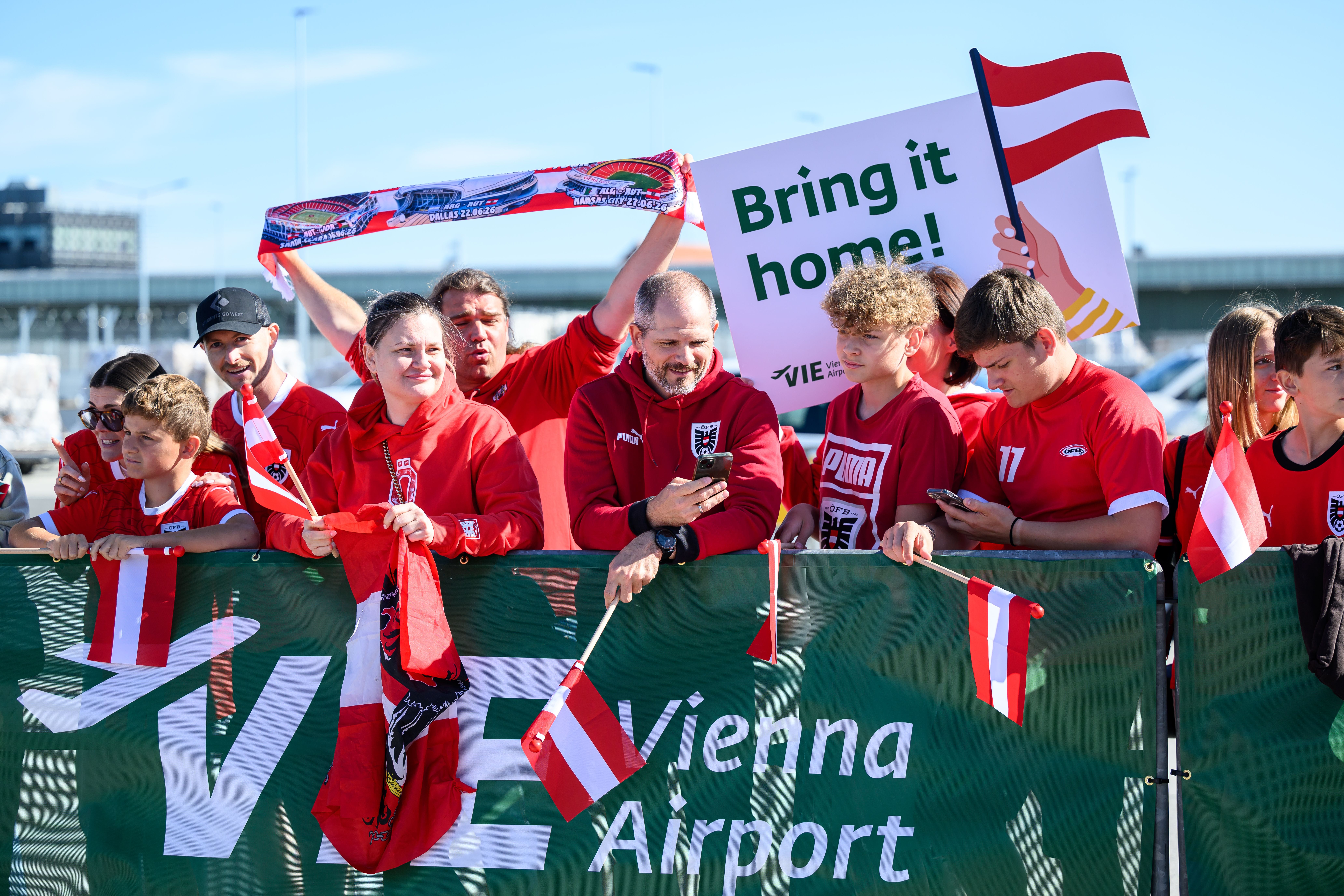 ABD0035_20260604 - SCHWECHAT - ÖSTERREICH: Fans am Donnerstag, 4. Juni 2026, im Rahmen der Verabschiedung des Männer ÖFB Nationalteams zur Fußball WM 2026 in Schwechat. - FOTO: APA/MAX SLOVENCIK
