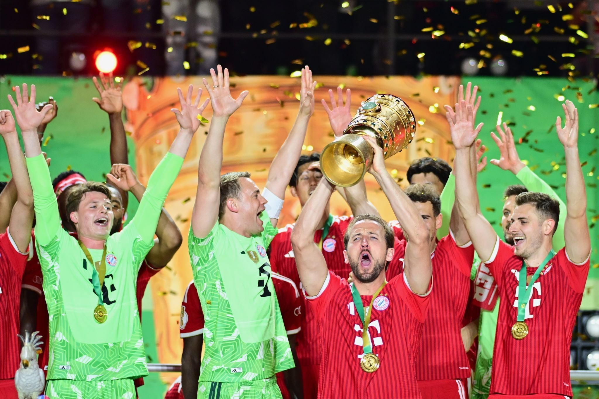 ABD0001_20260524 - BERLIN - DEUTSCHLAND: 23.05.2026, Berlin: Fußball, Männer: DFB-Pokal, FC Bayern München - VfB Stuttgart, Finale im Berliner Olympiastadion. Harry Kane (Bayern München) hebt den Pokal in die Höhe. Foto: Sebastian Gollnow/dpa - WICHTIGER HINWEIS: Gemäß den Vorgaben der DFL Deutsche Fußball Liga bzw. des DFB Deutscher Fußball-Bund ist es untersagt, in dem Stadion und/oder vom Spiel angefertigte Fotoaufnahmen in Form von Sequenzbildern und/oder videoähnlichen Fotostrecken zu verwerten bzw. verwerten zu lassen. +++ dpa-Bildfunk +++. - FOTO: APA/dpa/Sebastian Gollnow