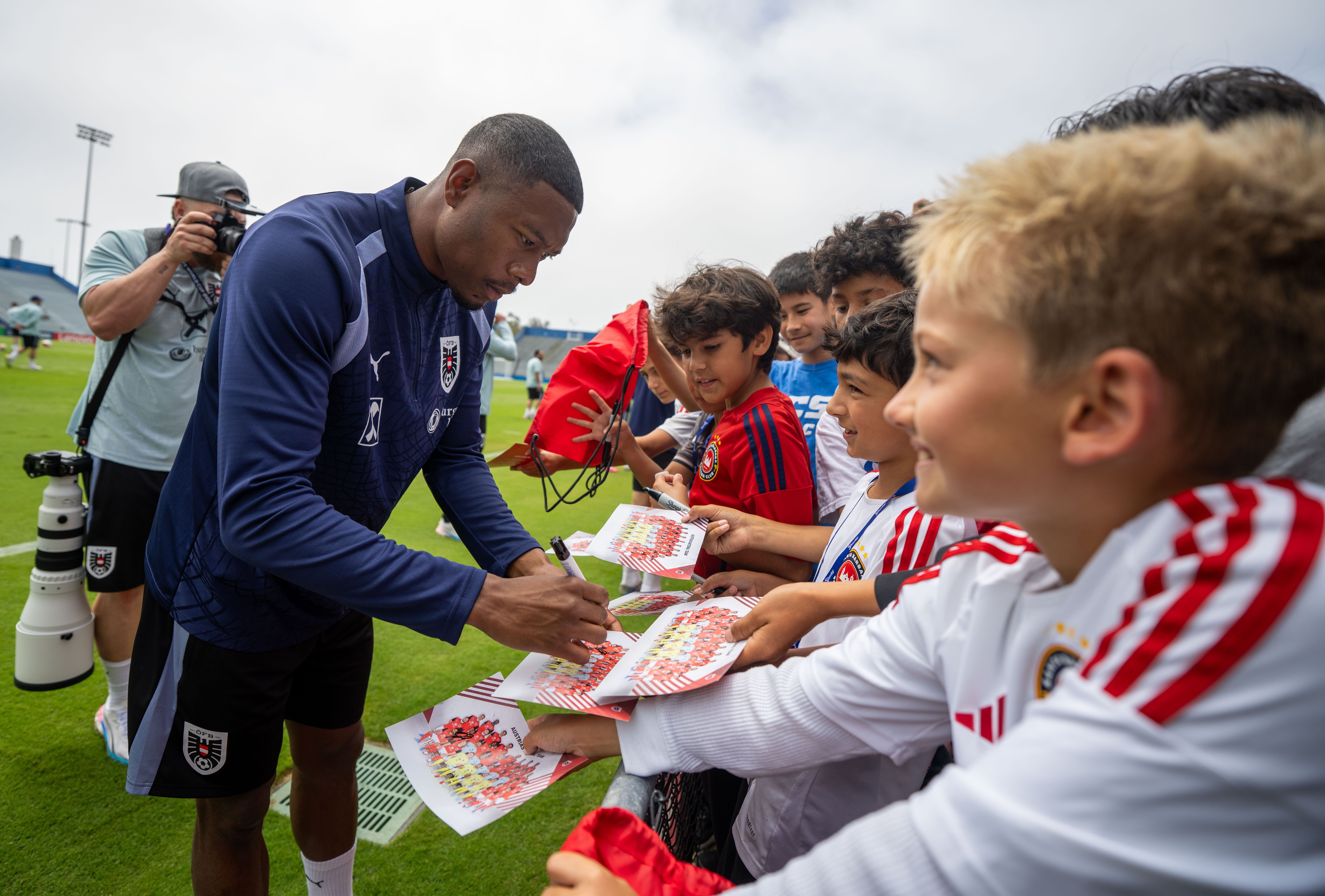 ABD0080_20260605 - SANTA BARBARA - USA: David Alaba (AUT) und Fans am Freitag, 05. Juni 2026, während eines öffentlichen Trainings des ÖFB Nationalteams in Santa Barbara. - FOTO: APA/GEORG HOCHMUTH