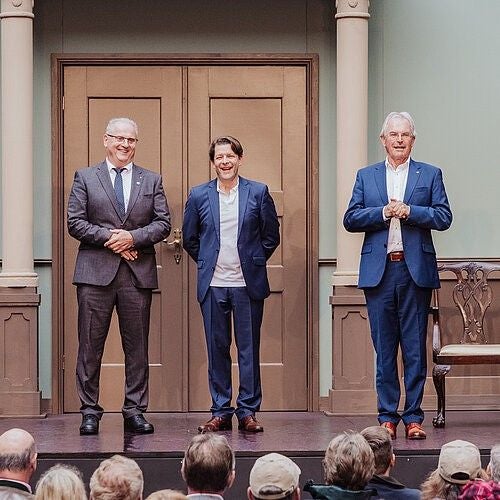 Der Bürgermeister Erwin Häusler, Intendant Martin Gesslbauer und Landtagspräsident Karl Wilfing.