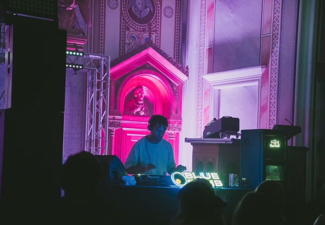 Fünf DJs heizen dem Publikum mächtig ein.