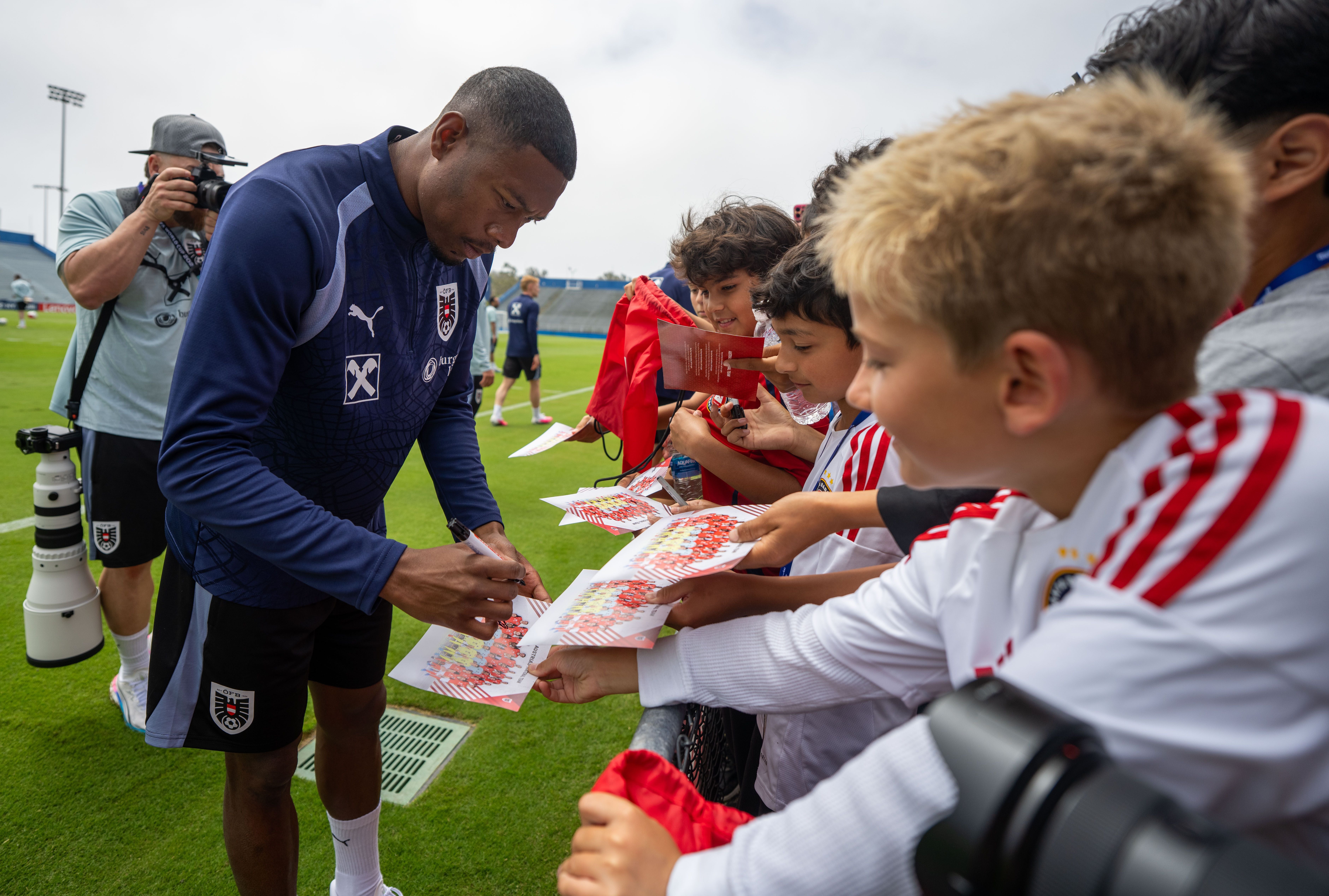 ABD0081_20260605 - SANTA BARBARA - USA: David Alaba (AUT) und Fans am Freitag, 05. Juni 2026, während eines öffentlichen Trainings des ÖFB Nationalteams in Santa Barbara. - FOTO: APA/GEORG HOCHMUTH