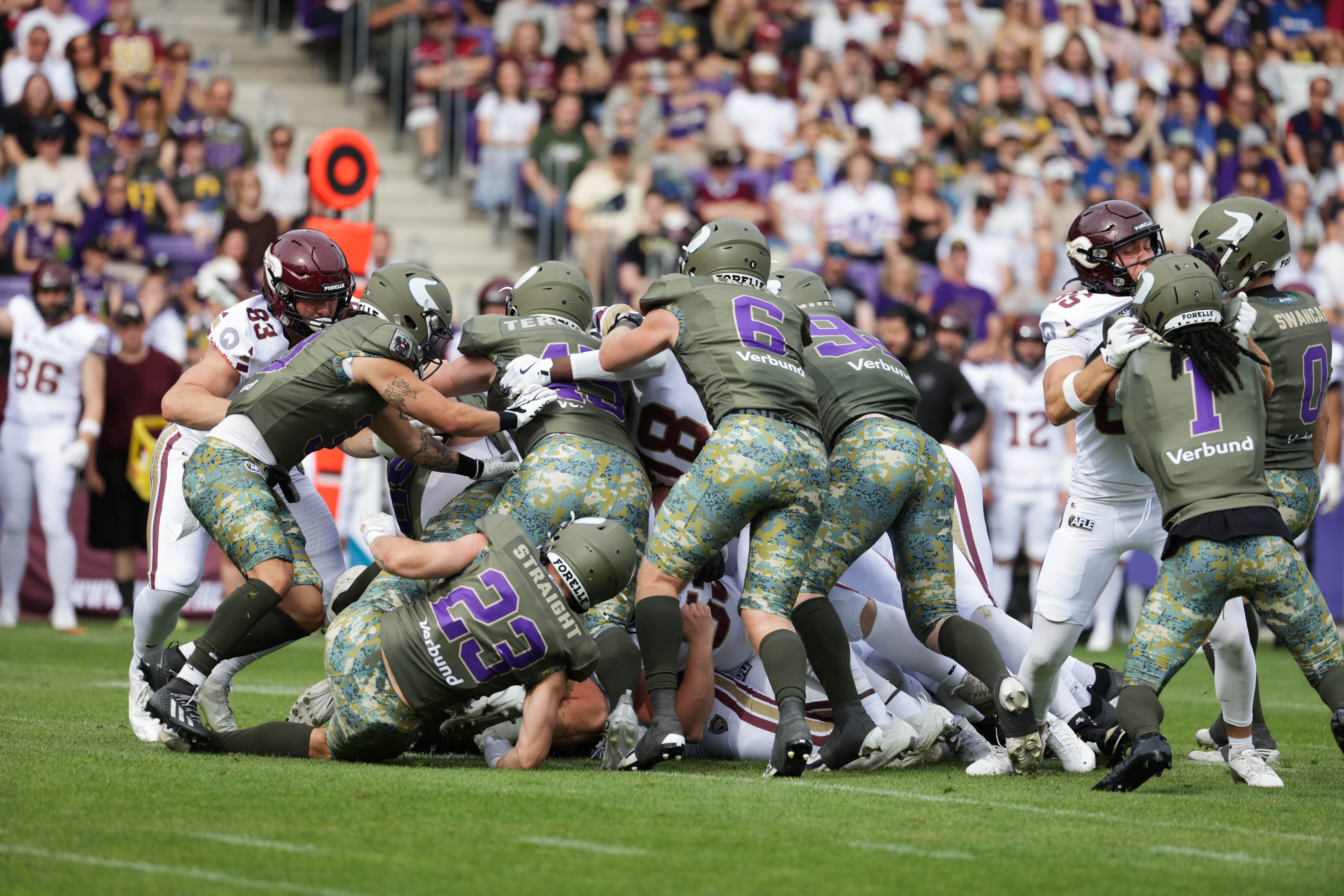 VIENNA,AUSTRIA,06.JUN.26 - AMERICAN FOOTBALL - AFLE, American Football League Europe, Vienna Vikings vs Rhein Fire. Image shows the team of Vikings and the team of Fire. Photo: GEPA pictures/ David Bitzan