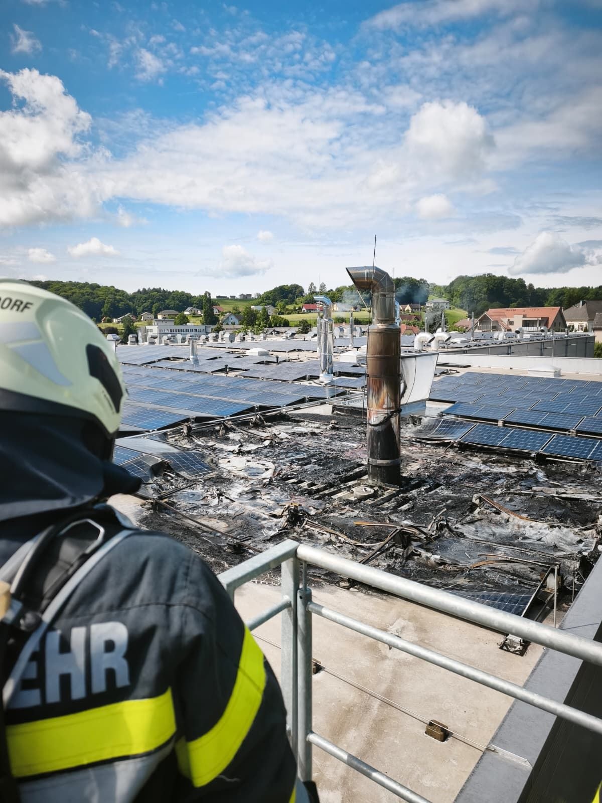 ABD0009_20260606 - ST. STEFAN IM ROSENTAL - ÖSTERREICH: ++ HANDOUT ++ ZU APA0122 VOM 6.6.2026 - Ein Brand auf einem Industriegebäude in St. Stefan im Rosental (Bezirk Südoststeiermark) hat am Samstagvormittag, 6. Juni 2026 die Einsatzkräfte gefordert. Insgesamt sechs Feuerwehren mit 80 Feuerwehrleuten verhinderten eine weitere Ausbreitung der Flammen. - FOTO: APA/FF. STEFAN I. R. - ++ WIR WEISEN AUSDRÜCKLICH DARAUF HIN, DASS EINE VERWENDUNG DES BILDES AUS MEDIEN- UND/ODER URHEBERRECHTLICHEN GRÜNDEN AUSSCHLIESSLICH IM ZUSAMMENHANG MIT DEM ANGEFÜHRTEN ZWECK UND REDAKTIONELL ERFOLGEN DARF - VOLLSTÄNDIGE COPYRIGHTNENNUNG VERPFLICHTEND ++