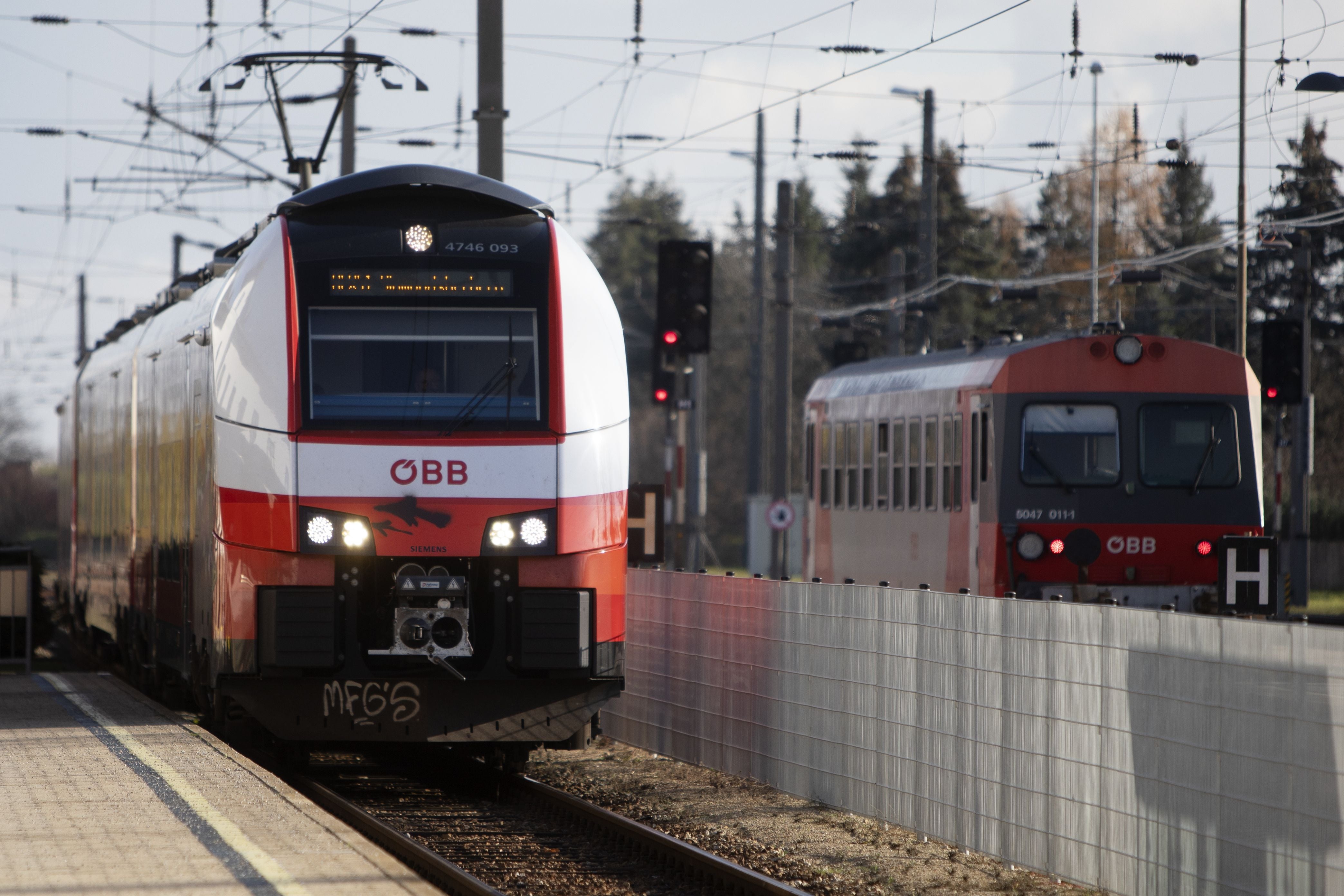 ABD0047_20221127 - SIGMUNDSHERBERG - ÖSTERREICH: ++ THEMENBILD ++ ZU APA0158 VOM 27.11.2022 - Ein Züge, aufgenommen am Sonntag, 27. November 2022 am Bahnhof in Sigmundsherberg in Niederösterreich. Die Verhandlungen zu einem neuen Bahn-KV sind am Sonntag vorerst gescheitert. Nun steht am Montag ein 24-stündiger, österreichweiter Eisenbahnstreik bevor. - FOTO: APA/ALEX HALADA