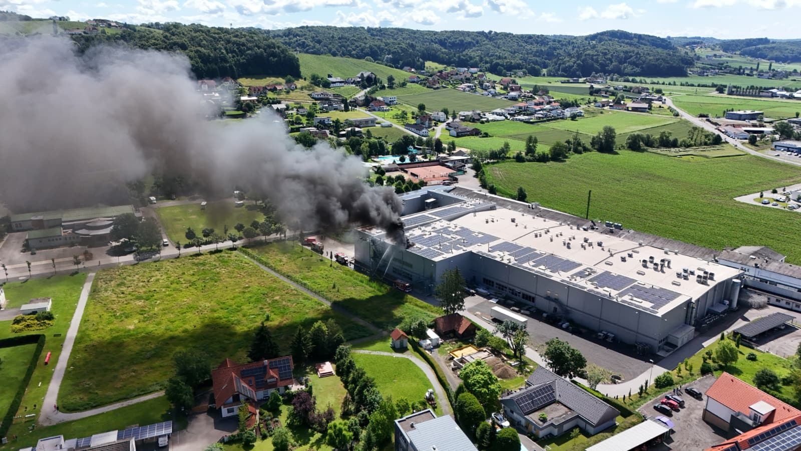 ABD0008_20260606 - ST. STEFAN IM ROSENTAL - ÖSTERREICH: ++ HANDOUT ++ ZU APA0122 VOM 6.6.2026 - Ein Brand auf einem Industriegebäude in St. Stefan im Rosental (Bezirk Südoststeiermark) hat am Samstagvormittag, 6. Juni 2026 die Einsatzkräfte gefordert. Insgesamt sechs Feuerwehren mit 80 Feuerwehrleuten verhinderten eine weitere Ausbreitung der Flammen. - FOTO: APA/FF. STEFAN I. R. - ++ WIR WEISEN AUSDRÜCKLICH DARAUF HIN, DASS EINE VERWENDUNG DES BILDES AUS MEDIEN- UND/ODER URHEBERRECHTLICHEN GRÜNDEN AUSSCHLIESSLICH IM ZUSAMMENHANG MIT DEM ANGEFÜHRTEN ZWECK UND REDAKTIONELL ERFOLGEN DARF - VOLLSTÄNDIGE COPYRIGHTNENNUNG VERPFLICHTEND ++