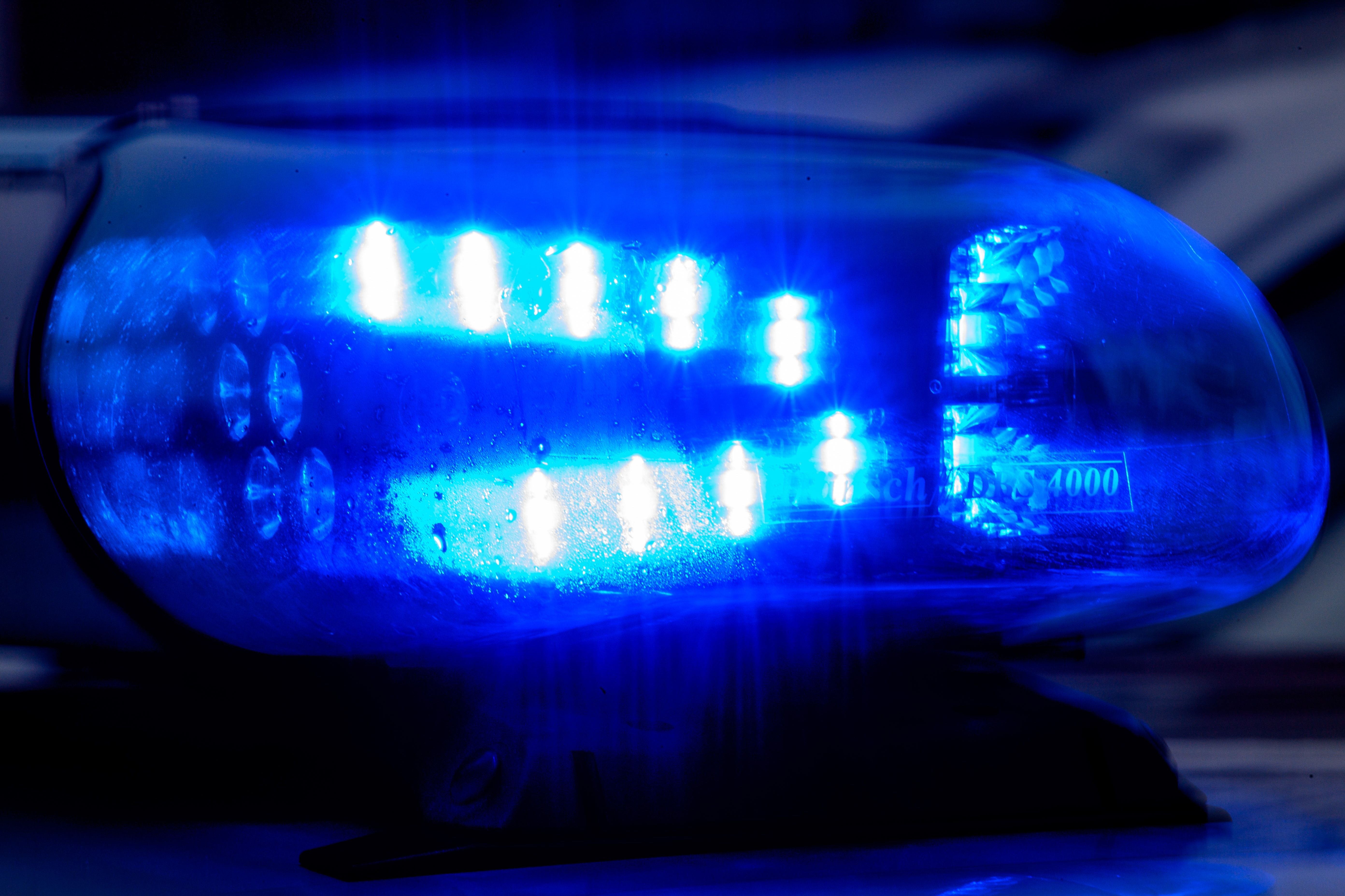 ABD0001_20240420 - MAGDEBURG - DEUTSCHLAND: SYMBOLBILD - 04.12.2023, Sachsen-Anhalt, Magdeburg: Blaulicht leuchtet auf einem Fahrzeug der Polizei. (zu dpa: ÇFrau wird bei Autounfall bei Bad Schandau lebensbedrohlich verletztÈ) Foto: Klaus-Dietmar Gabbert/dpa +++ dpa-Bildfunk +++. - FOTO: APA/dpa/Klaus-Dietmar Gabbert