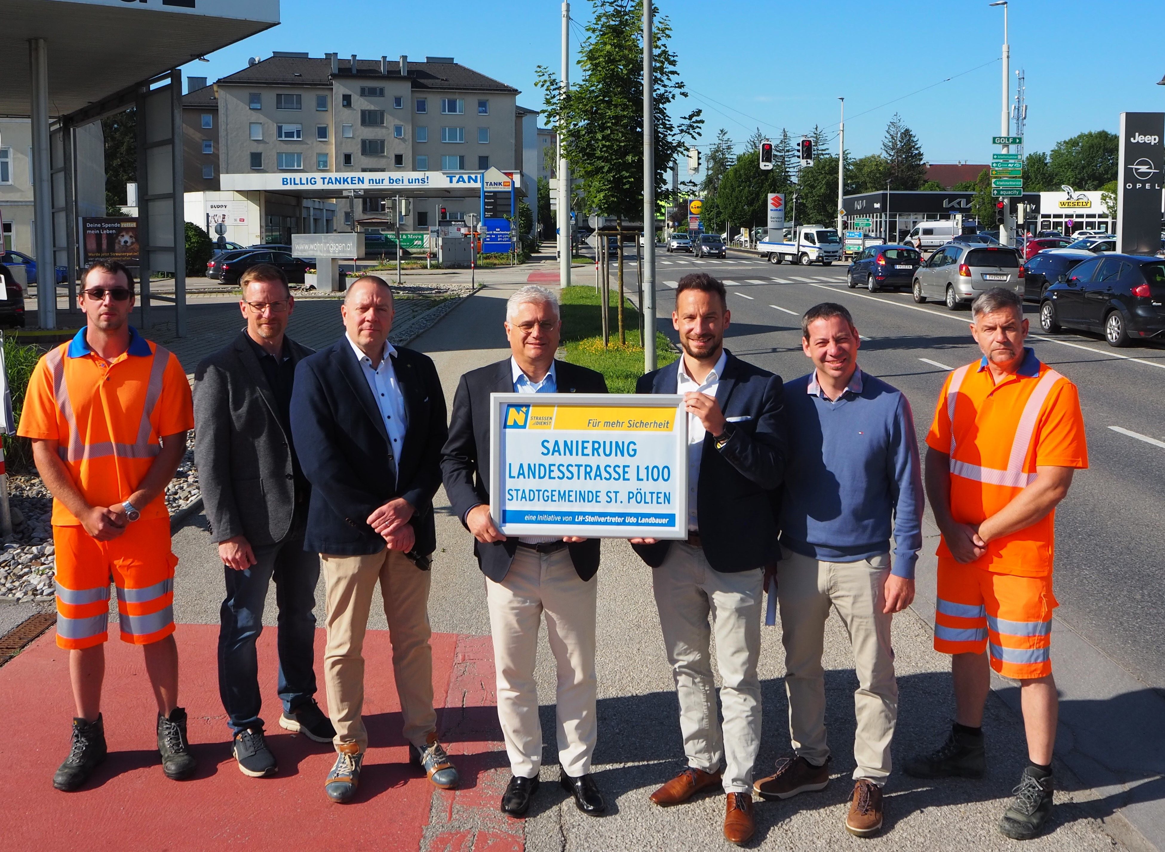 Johannes Gruber (Straßenmeisterei Pottenbrunn), Stefan Handschuh (Leiter der Straßenmeisterei Pottenbrunn), DI Stefan Koschatko (Abteilung Verkehrstechnik), LR Martin Antauer in Vertretung von LH-Stellvertreter Udo Landbauer, DI Gernot Kampl (Leiter der Straßenbauabteilung St. Pölten), Ing. Martin Schweighofer (Straßenbauabteilung St. Pölten), Harald Selinger (Straßenmeisterei Pottenbrunn).