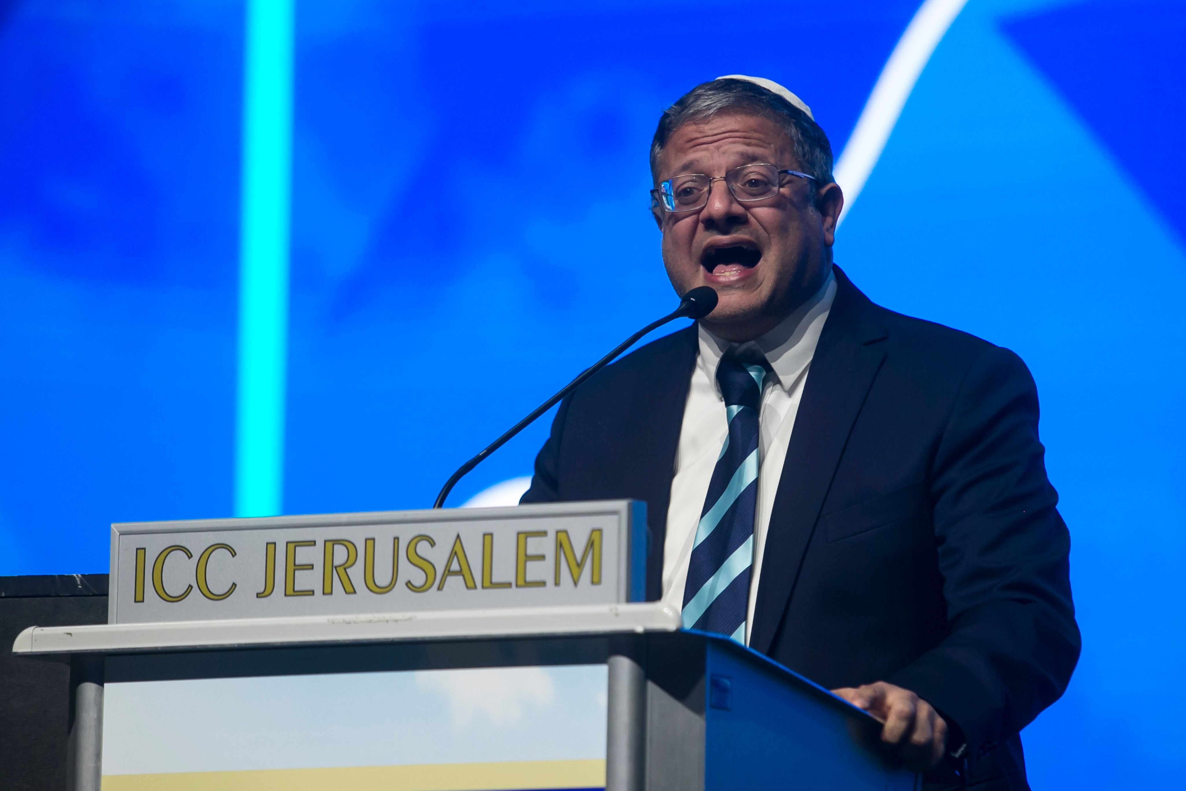 JERUSALEM, ISRAEL - JANUARY 28: Israel's National Security Minister Itamar Ben Gvir speaks during a convention calling for Israel to resettle Gaza Strip and the northern part of the West Bank at the International Convention Center on January 28, 2024 in Jerusalem, Israel. In the months since Oct. 7, various right-wing politicians and activists have called for creating new Jewish settlements in the Gaza Strip, which Israel previously occupied until 2005, at which time it dismantled its existing settlements and pulled out Israel Defense Forces. Talk of creating new Jewish settlements in Gaza has drawn opprobrium from the international community, including Israel's allies like the United States. (Photo by Amir Levy/Getty Images); Israels Sicherheitsminister Itamar Ben-Gvir